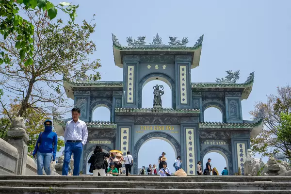 Großes Steintor mit Chinesischen Schriftzeichen, Verzierungen und Statuen bei der Linh Ung Pagode auf der Son Tra Halbinsel in Da Nang, Vietnam