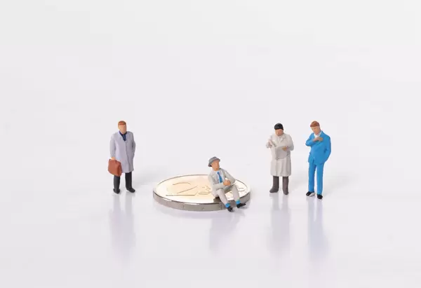 Group of people with 2 Euro coin