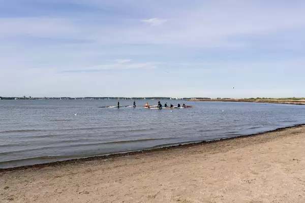 Group of SUP beginners having a masterclass near the shore