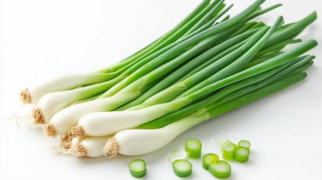 Grüne Frühlingszwiebeln auf weißem Hintergrund
