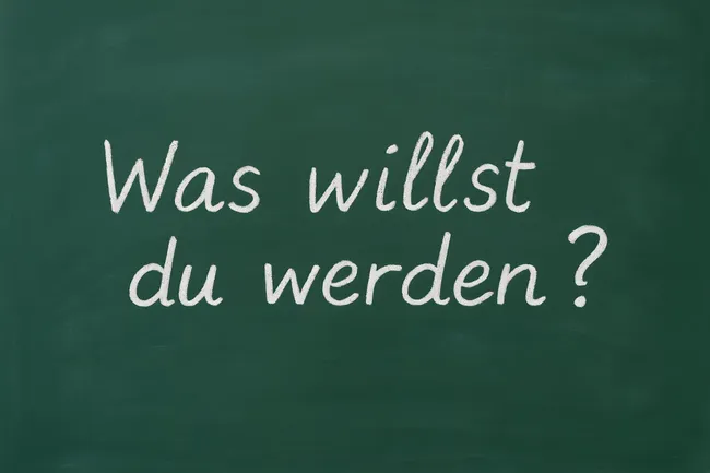 Grüne Tafel mit Frage: Was willst du werden?