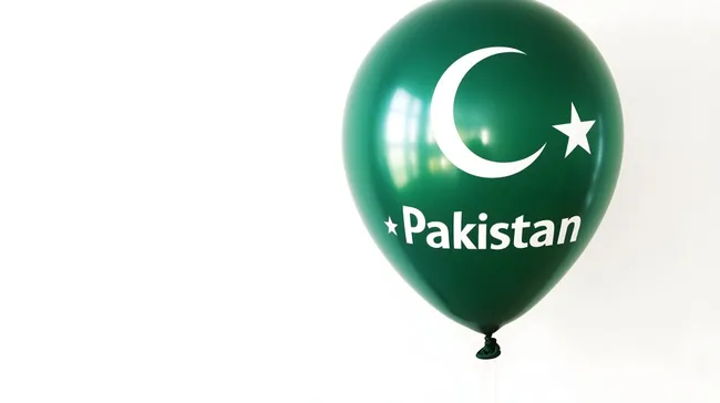 Grüner Ballon mit Pakistan-Flagge und Halbmond-Symbol