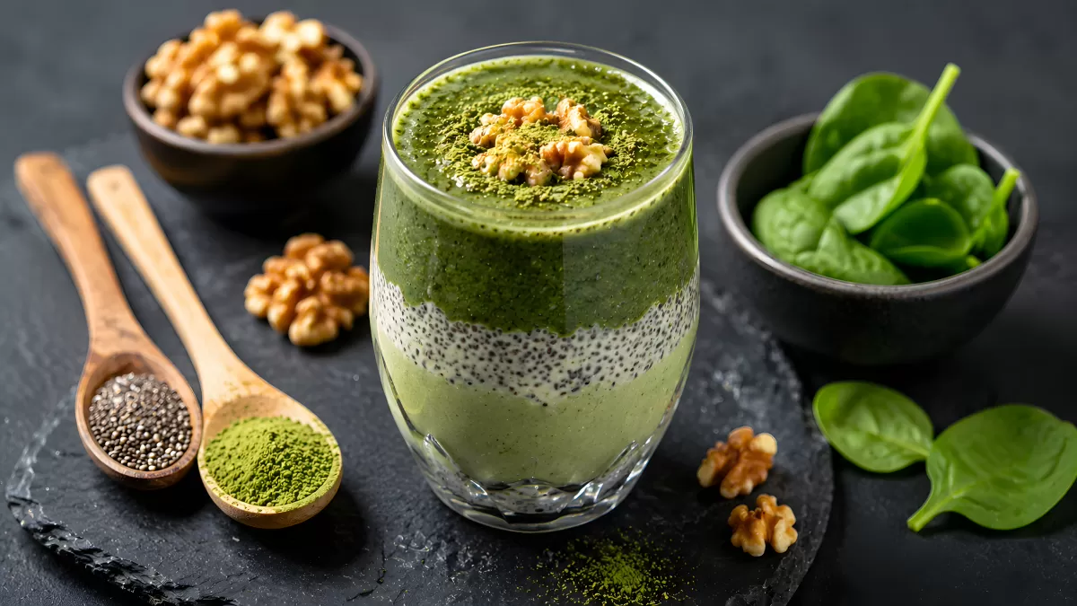 Grüner Matcha-Smoothie mit Spinat und Walnüssen