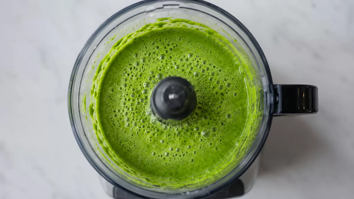 Grüner Smoothie frisch gemixt im Standmixer