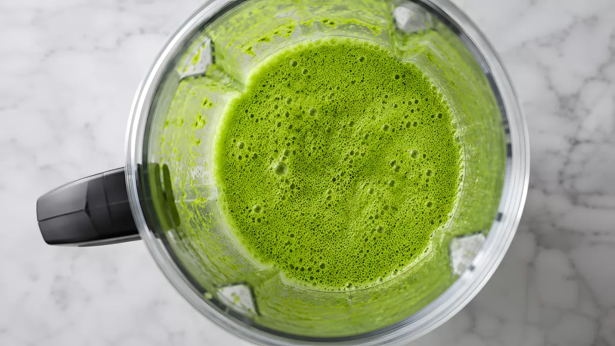 Grüner Smoothie im Mixer von oben fotografiert