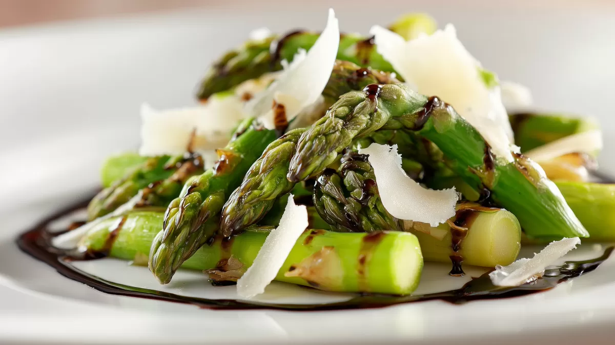 Grüner Spargelsalat mit Balsamico Vinaigrette und Parmesan