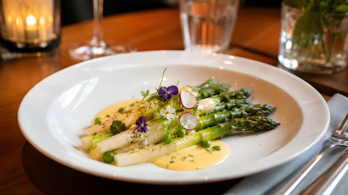 Grüner und weißer Spargel mit Sauce Hollandaise