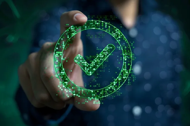 Grünes Häkchen-Symbol für Konformität und Authentifizierung