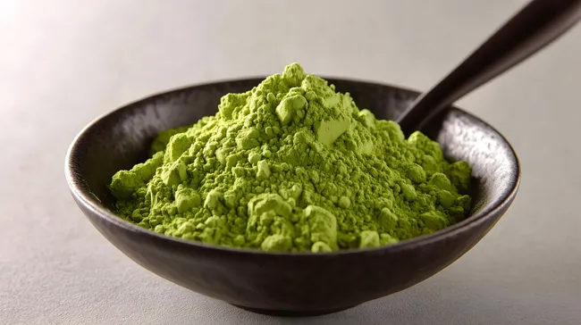 Grünes Matcha-Pulver in schwarzer Keramikschale