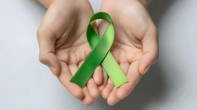 Grünes Schleifenband als Symbol für Gesundheit und Hilfe