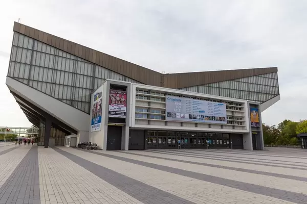 Grugahalle in Essen von außen an einem herbstlichen Tag