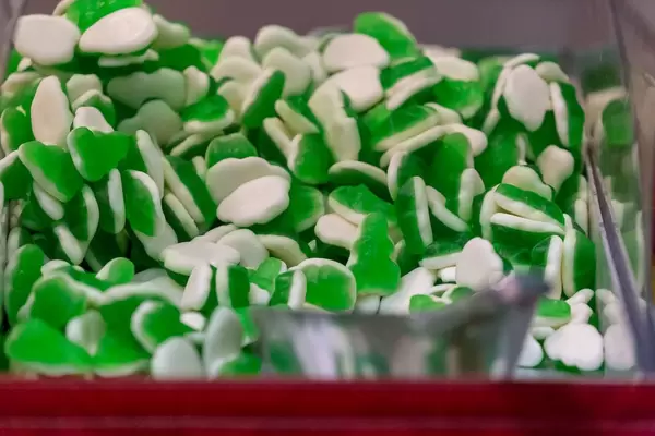 Grün-weiße Gummibonbons im Lebensmittelgeschäft