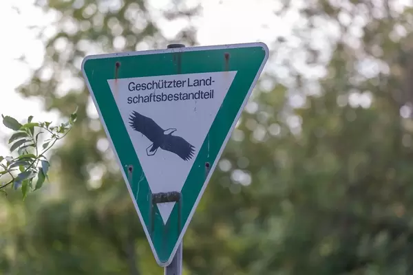 Grün-weißer Schild für geschützten Landschaftsbestandteil