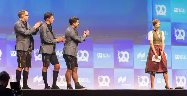 Gründer der Startup-Konferenz Bernd Storm van's Gravesande, Andreas Bruckschloegl und Felix Haas, neben der Chefredakteurin Britta Weddeling