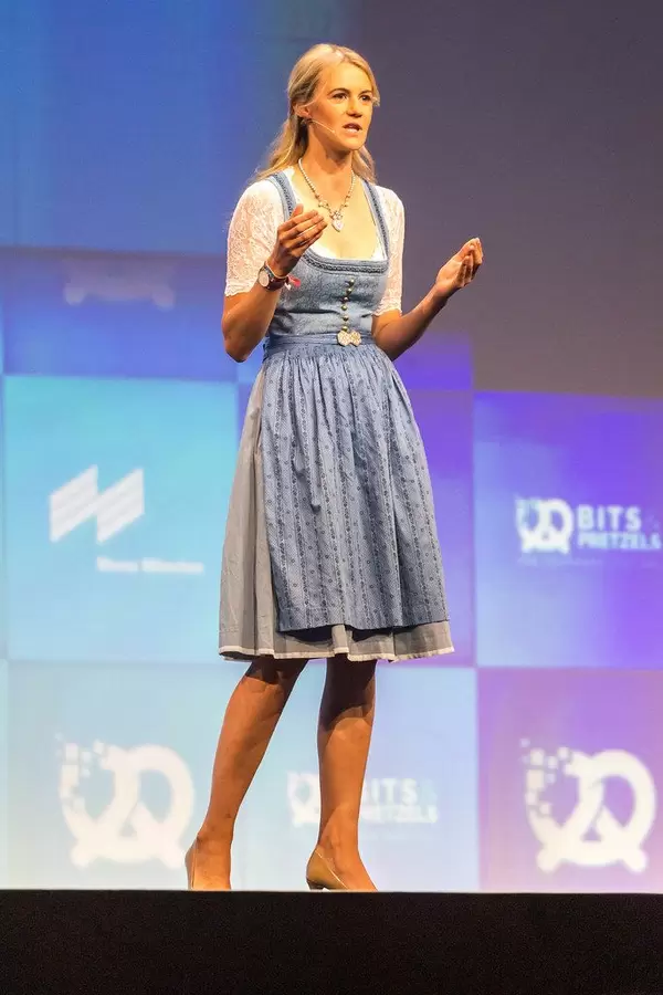 Gründerin und Geschäftsführerin Zarah Bruhn der sozialen Zeitarbeitsfirma Social Bee, spricht im Dirndl auf der Gründerkonferenz in München