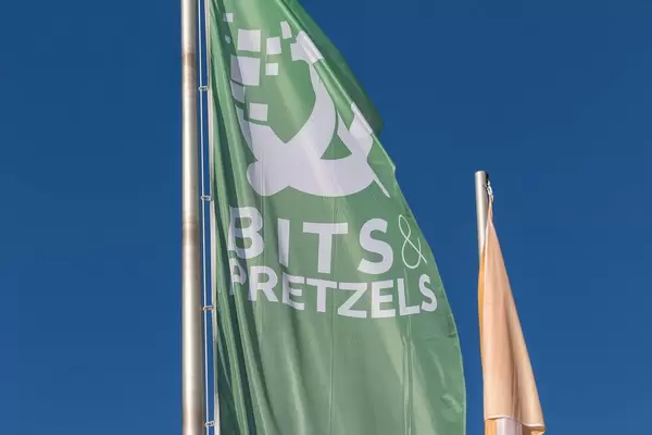 Grüne Fahne von der Gründerkonferenz Bits & Pretzels in München