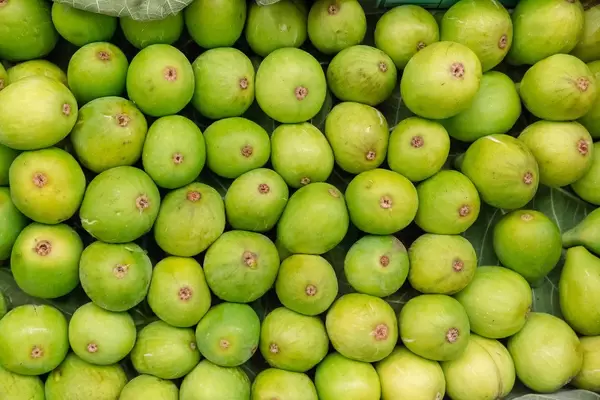 Grüne Feigen in Kiste am Timeout Market in Lissabon