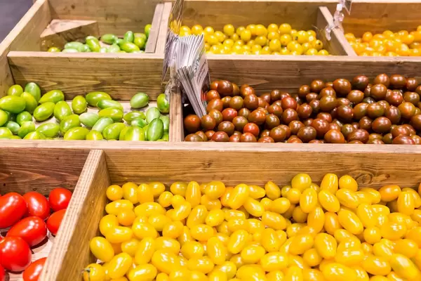 Grüne, gelbe und rote Tomaten