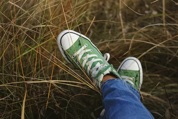 Grüne Ghucks im Gras