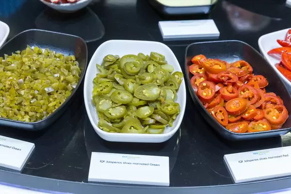 Grüne Jalapenos Scheiben in der Auslage