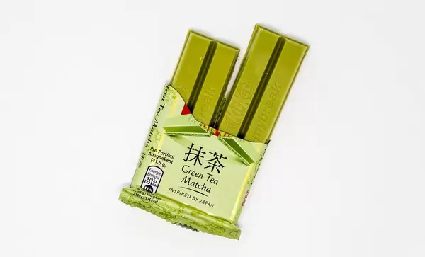 Grüne Schokoladen-Riegel von KitKat mit Green Tea Matcha Geschmack, isoliert auf weißem Untergrund