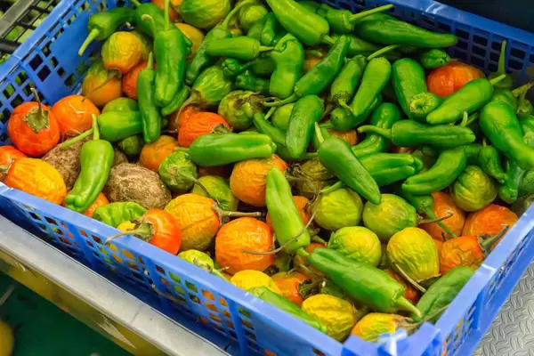 Grüne und rote Paprikaschoten am Timeout Market in Lissabon