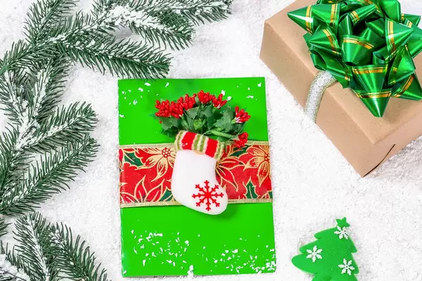 Grüne Weihnachtskarte mit Strumpf und Weihnachtsstern Deko