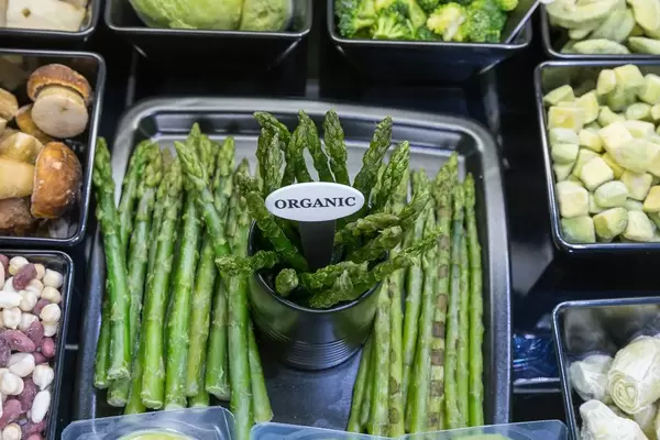 Grüner Bio Spargel neben anderen Gemüsesorten