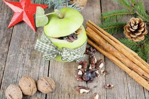 Grüner Bratapfel auf Holzhintergrund