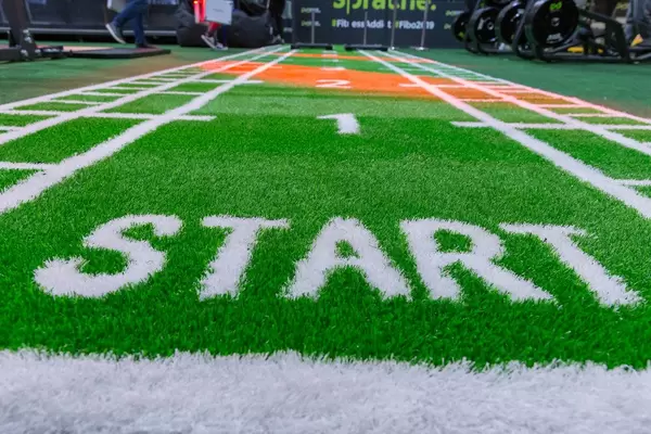 Grüner Fitness-Teppich mit Start Zeichen beleuchtet durch rotes Licht