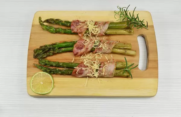 Grüner Spargel mit Bacon