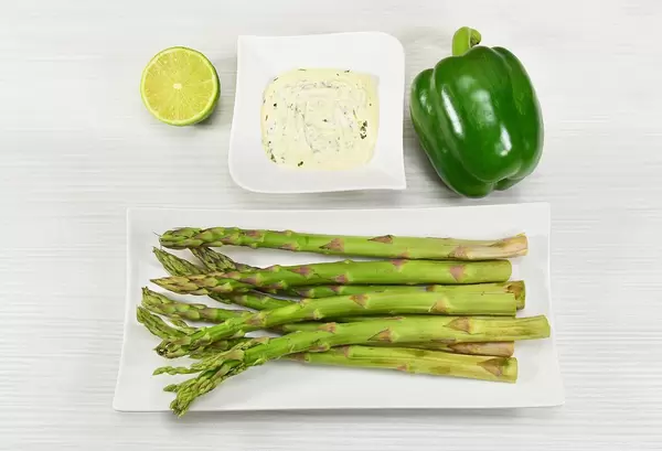 Grüner Spargel mit Dip