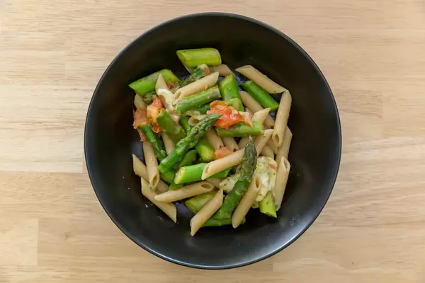 Grüner Spargel mit Penne, Tomate und Mozzarella