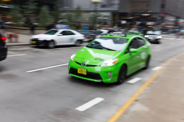 Grüner Toyota Prius Taxi
