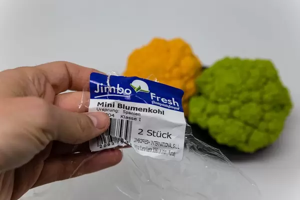 Grüner und gelber Mini-Blumenkohl aus Spanien mit der blauen Verpackung von Jimbo Fresh International