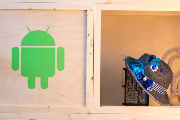 Grünes Android Logo auf Holz gedruckt