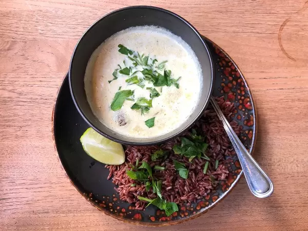 Grünes Curry (scharf) mit Keniabohnen, Champignons, Kirschtomaten und Limette serviert auf Vollkornreis