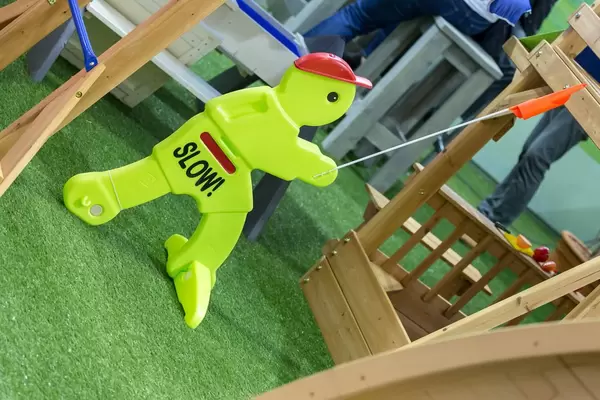 Grünes Männchen mit Fahne für Spielplatz