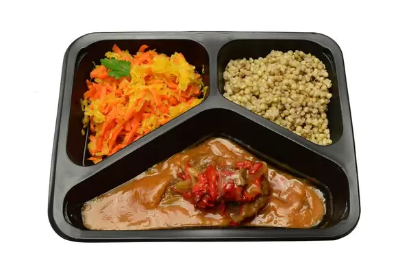 Grütze, Rindfleisch in Soße und Kohl-Karotten-Salat