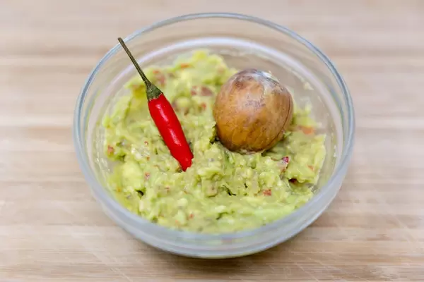 Guacamole Avocado Dip - Brotaufstrich in Schälchen mit roter Chili und Aocadokern