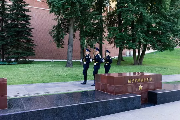 Guards of honour marching by Kremlin walls / Ehrenwachen, die von den Kremlwänden marschieren