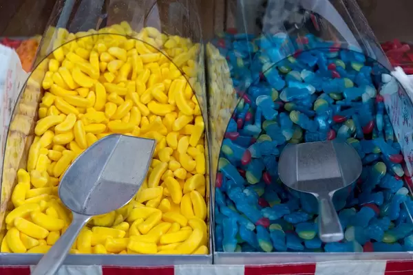 Gummibonbons in Form von Banane und Schlümpfen - Boot Düsseldorf 2018