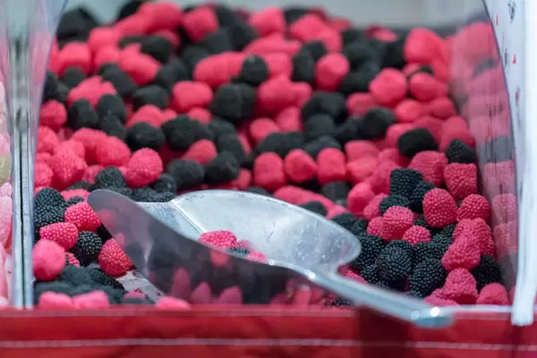 Gummibonbons in Form von Himbeeren und Brombeeren im Supermarkt