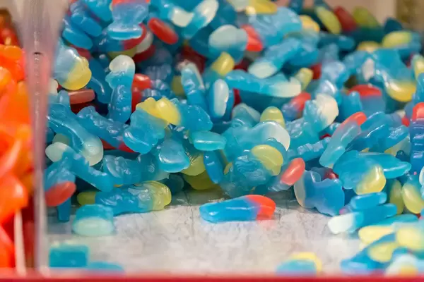 Gummibonbons in Form von Schlumpfen im Supermarkt