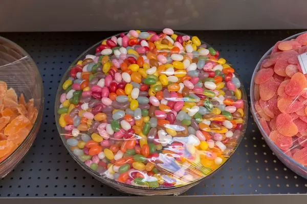 Gummibonbons verschiedener Farben in Glasschüsseln