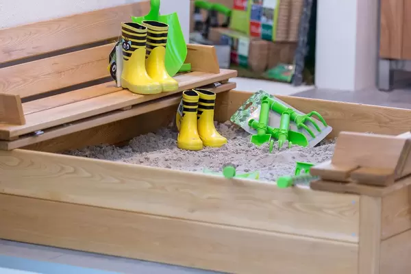 Gummistiefel und Gartenwerkzeug für Kinder