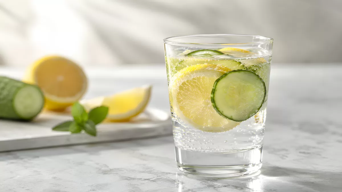 Gurken-Zitronen-Wasser im Glas auf Marmor