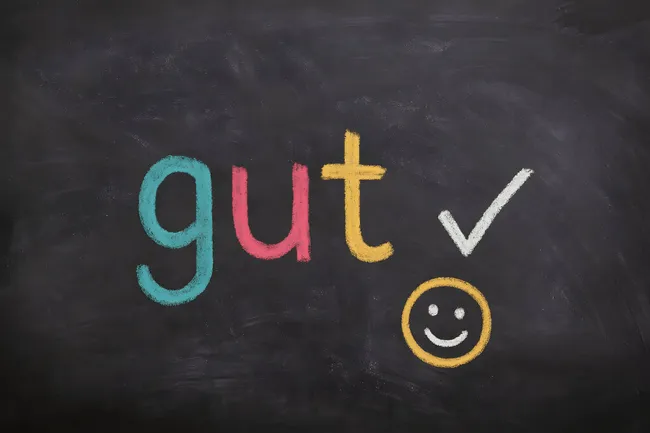 Gut-Bewertung mit Lächelnde-Emoji-Tafel