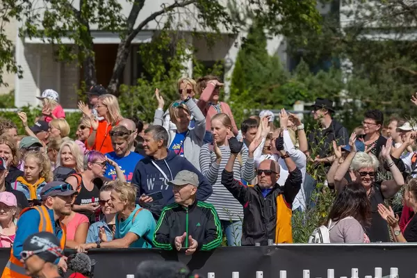 Gute Laune und Applaus bei den sportbegeisterten Zuschauern am Rand des Ironman 70.3 in Lahti, Finnland