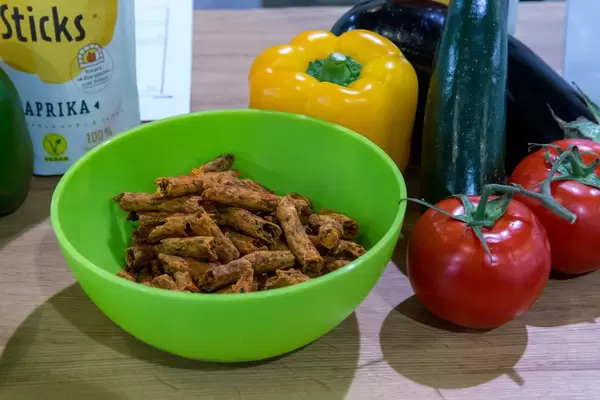Guzmans Guzinos Gebackene Gemüsesticks Paprika zum Probieren in einer Schale